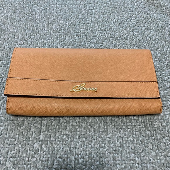 Guess Clutch - Picture 1 of 4